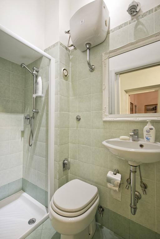 Fontana De Trevi Apartment Рим Номер фото
